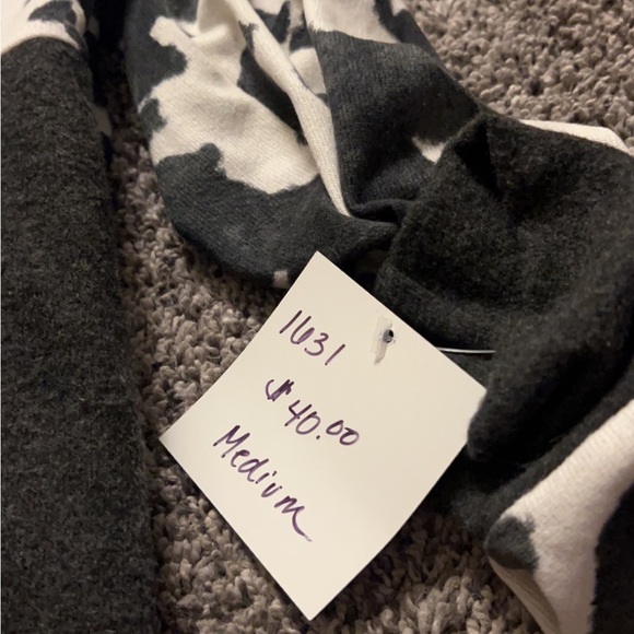 Cow print long sleeve. BRAND NEW. - Picture 2 of 3